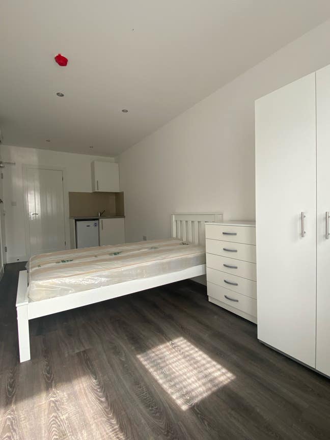 Double Studio Room + en-suite available - BR5 Main Photo