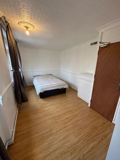 Bright DoubleRoom in a 4 BedFlat in Island Gardens Main Photo