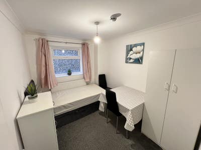 Room Available /Chigwell Available 1st May Main Photo