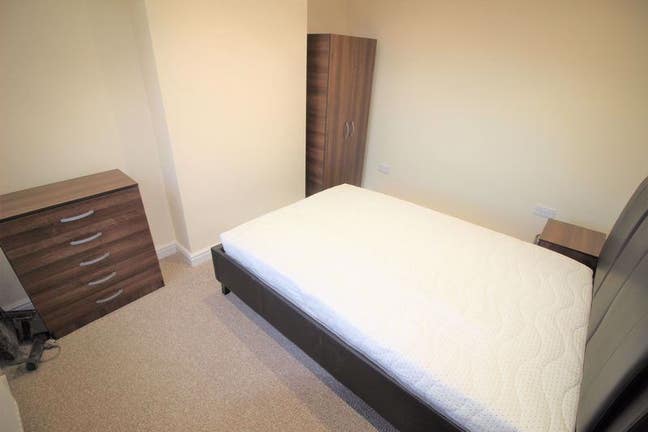 Fully Furnished Studio Flat to rent Main Photo