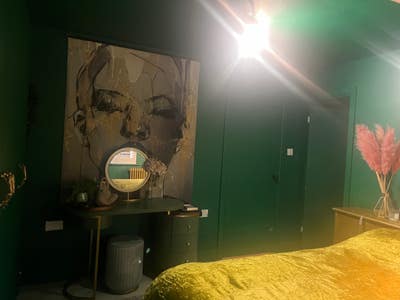 Double bedroom/Ensuite with private living room Main Photo