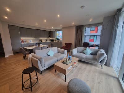 Large Double Bedroom with private Bathroom  Main Photo