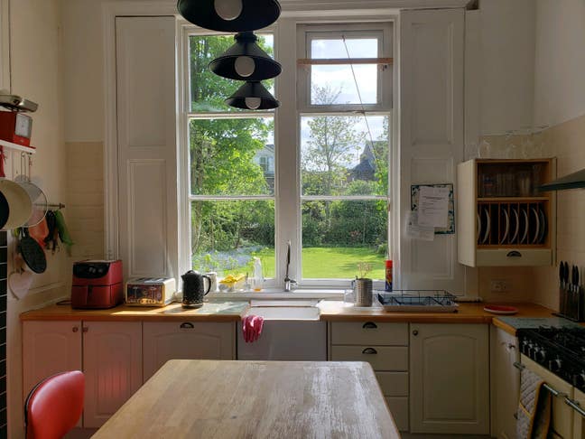 Large Double Room available in Quiet/Peaceful loca Main Photo