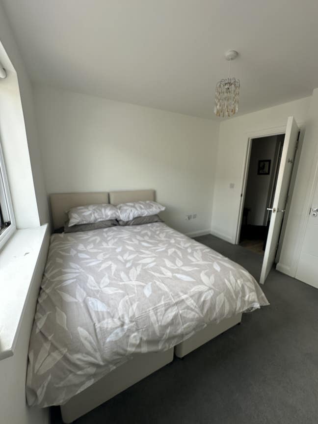 Bills inc. En-suite double bedroom. 2 bed flat.  Main Photo