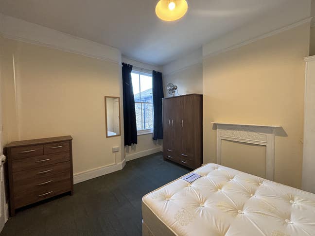 Large top floor double  Main Photo