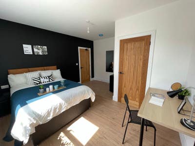 Lovely Double En-Suites in City Centre! Main Photo