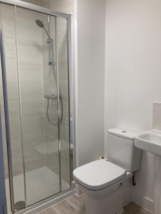 Double En-Suite Room Close to A5 and Train Station Main Photo