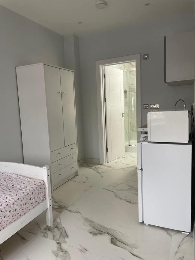 Fully furnished private studio room Main Photo