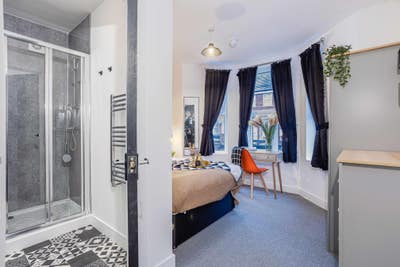 Double Ensuite Room Close to the Ge Hospital! Main Photo