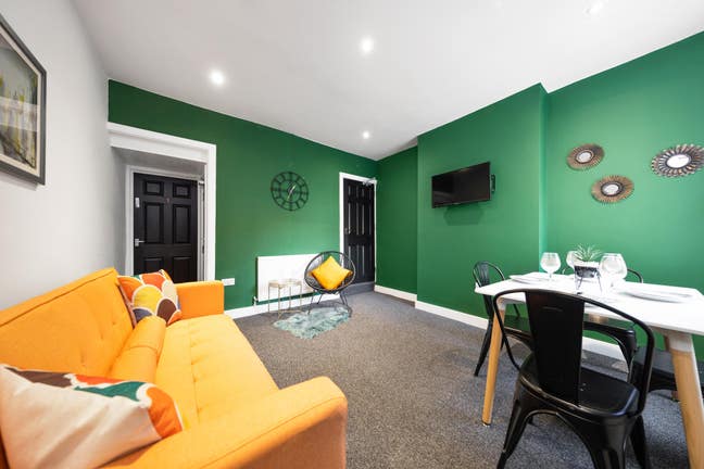 "Close to the Town Centre and Hospital! Ensuite!" Main Photo