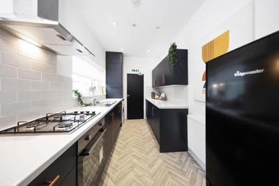 "Close to the Town Centre and Hospital! Ensuite!" Main Photo