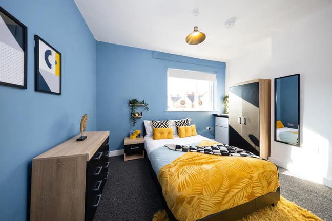 "Close to the Town Centre and Hospital! Ensuite!" Main Photo
