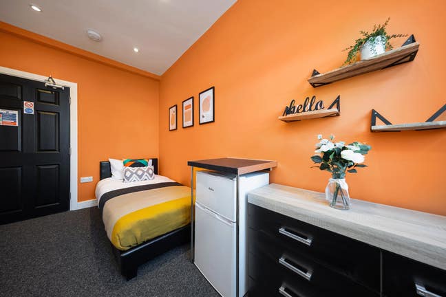 "Close to the Town Centre and Hospital! Ensuite!" Main Photo