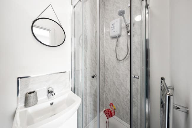 "Close to the Town Centre and Hospital! Ensuite!" Main Photo