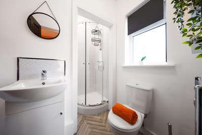 "Close to the Town Centre and Hospital! Ensuite!" Main Photo