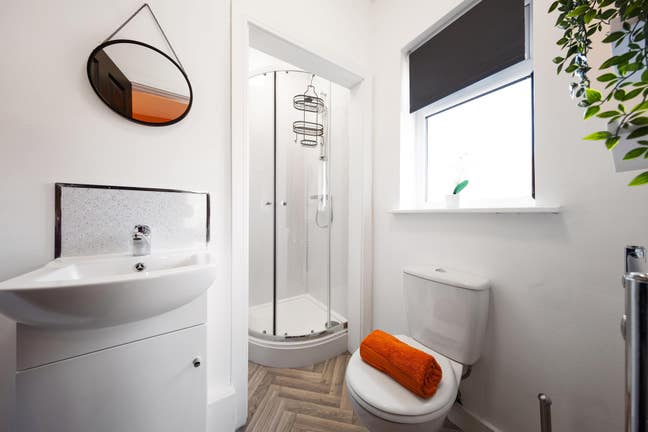 "Close to the Town Centre and Hospital! Ensuite!" Main Photo