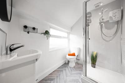 "Close to the Town Centre and Hospital! Ensuite!" Main Photo
