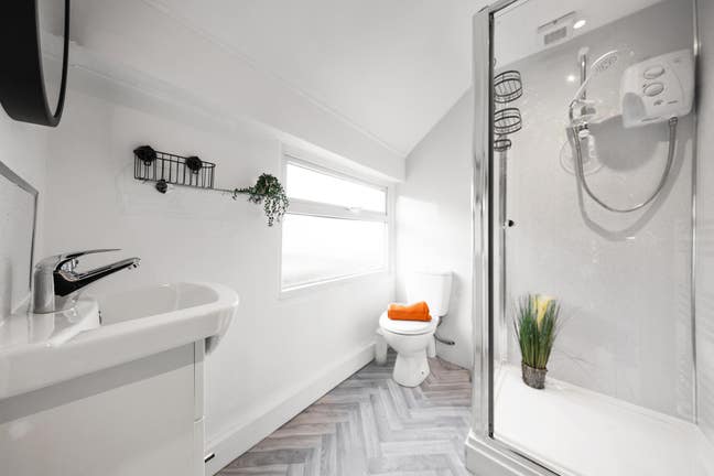 "Close to the Town Centre and Hospital! Ensuite!" Main Photo