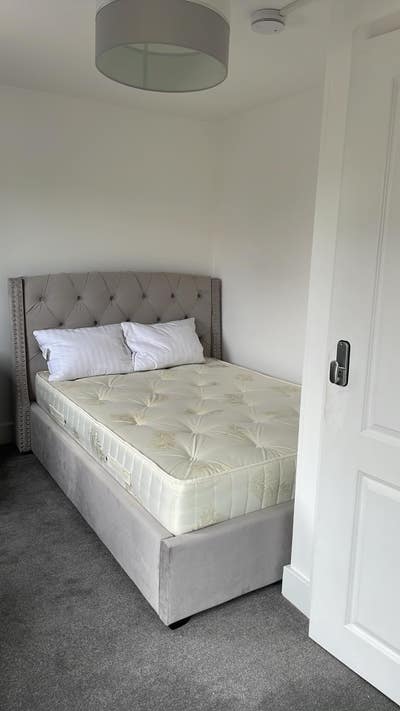 Queen Double Rooms| All Bills |  Nr Train Station Main Photo