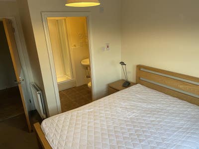 One double bedroom with en-suite for rent Main Photo