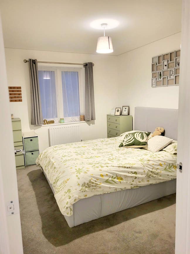 Great location! LARGE room with Kingsize Ottoman  Main Photo