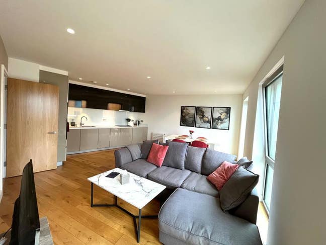 Double room, own bathroom in Modern Top Floor Apt Main Photo