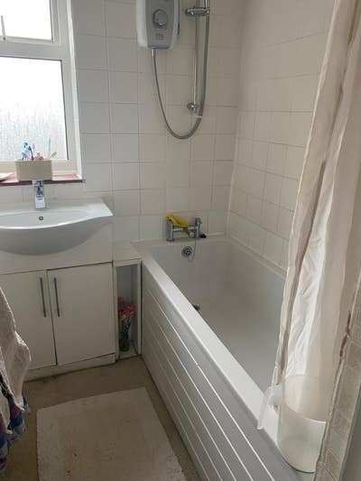 Clean, newly painted upstairs  room for rent Main Photo