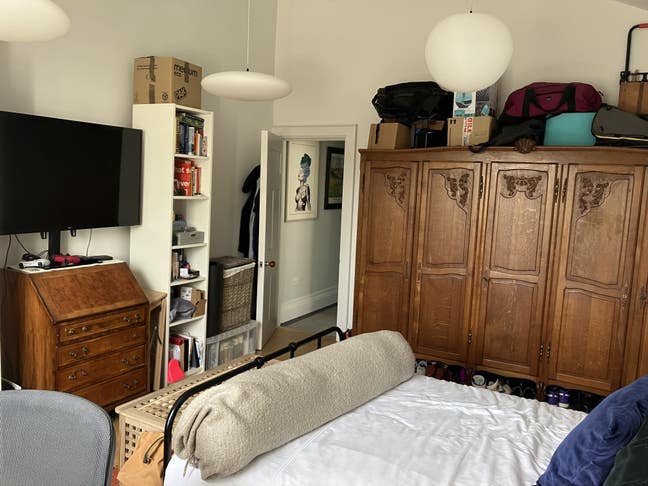 Large double, high ceilings, overlooking garden Main Photo
