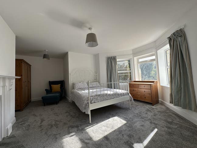 Spacious 1 bed Flat Penarth *All bills + Bband* Main Photo