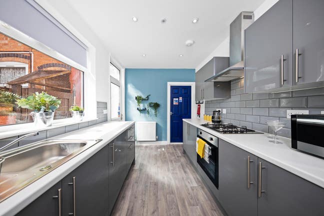 En-suite room on ever-popular Manor Court Road Main Photo