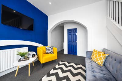 En-suite room on ever-popular Manor Court Road Main Photo