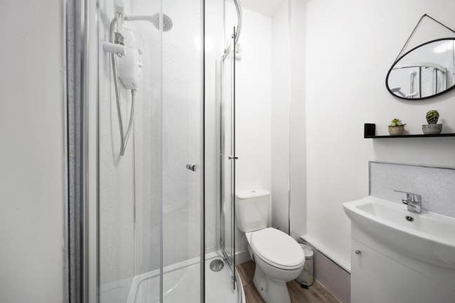 En-suite room on ever-popular Manor Court Road Main Photo