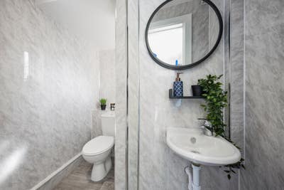En-suite room on ever-popular Manor Court Road Main Photo