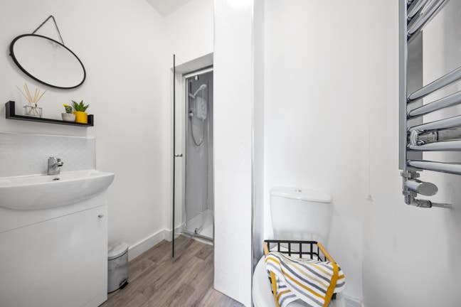 En-suite room on ever-popular Manor Court Road Main Photo