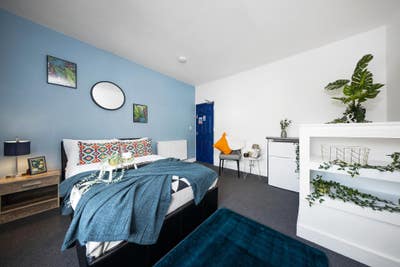 En-suite room on ever-popular Manor Court Road Main Photo
