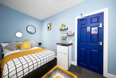 En-suite room on ever-popular Manor Court Road Main Photo