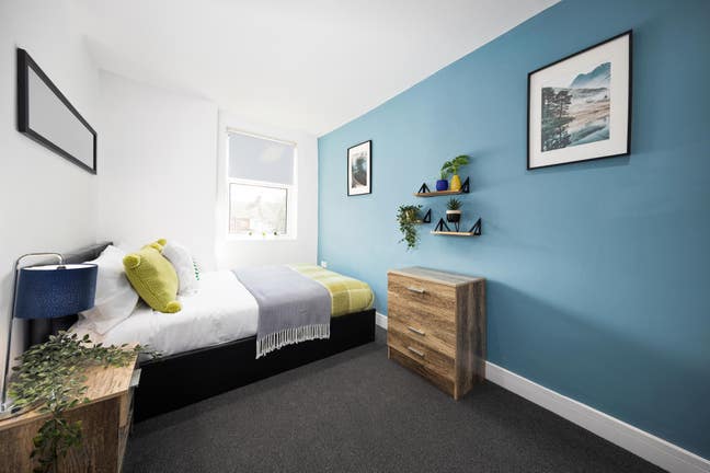 En-suite room on ever-popular Manor Court Road Main Photo