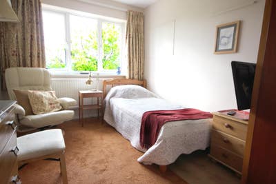 Light Single Furnished Room: cleaned weekly Main Photo