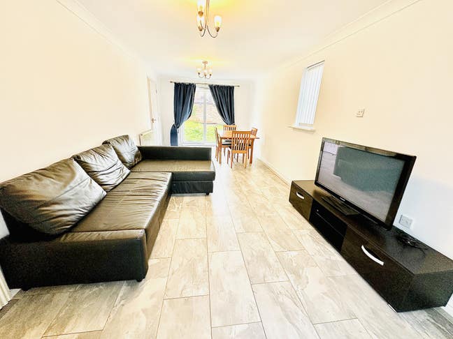 Double en-suite room in modern detached property Main Photo