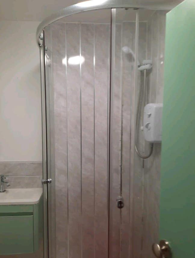 Spacious Double Bedroom  in nice shared house Main Photo