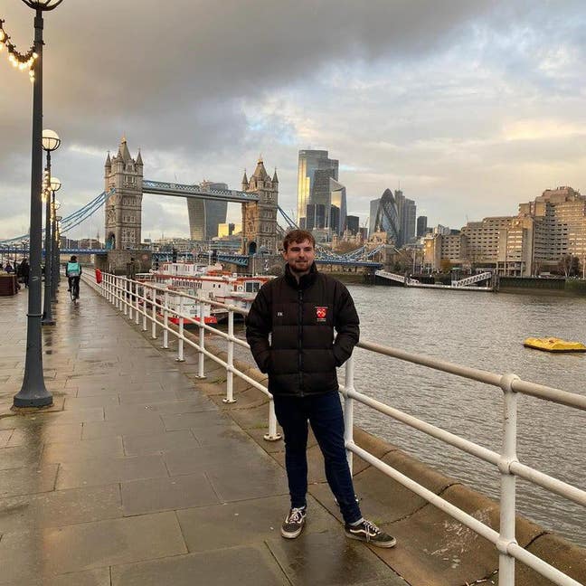 Young professional looking for flatshare Main Photo