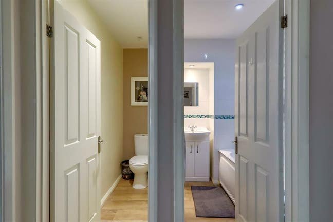Single bedroom in Broadwater Boulevard Main Photo