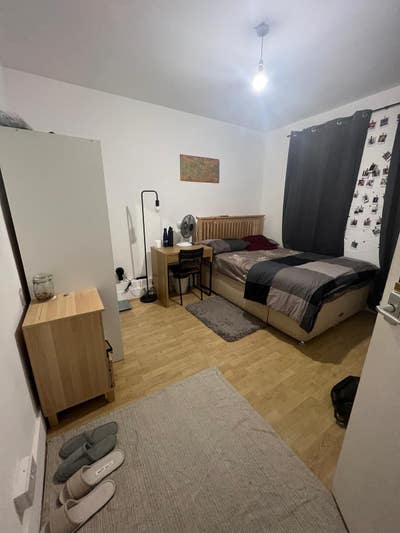 Room within 5 minutes of walk from West Ham Main Photo