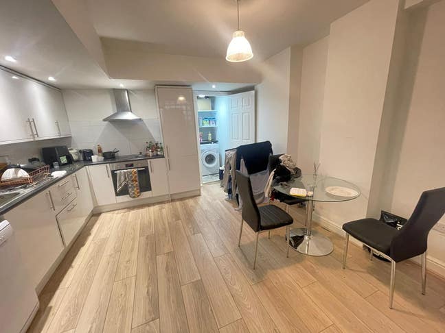 Bright and modern split-level three bedroom flat  Main Photo