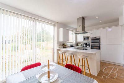  Double Ensuite Room in Luxury Home in BERRY HILL  Main Photo