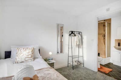 King En Suite In Perfect Location! Main Photo