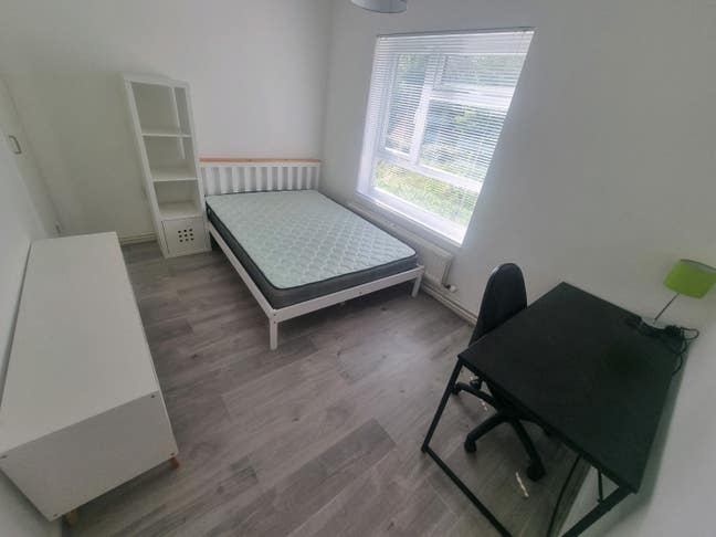 Room for rent close to city center Main Photo