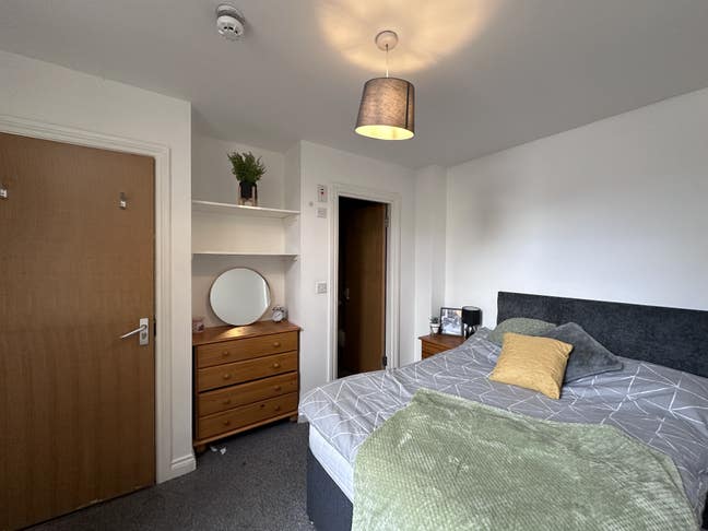 Ensuite room - Lipson road  Main Photo