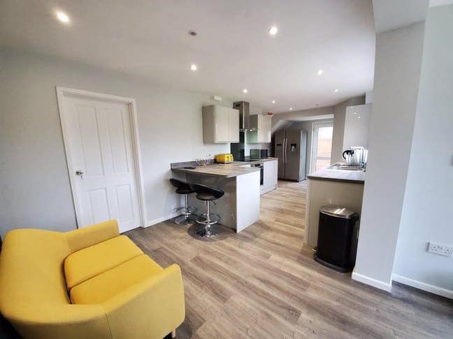 Large King Double Bed Room +Tv Furnished Bills Main Photo