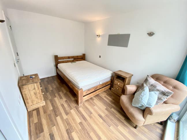 Bright Double Room in a 3 Bed Flat in Blackwall Main Photo